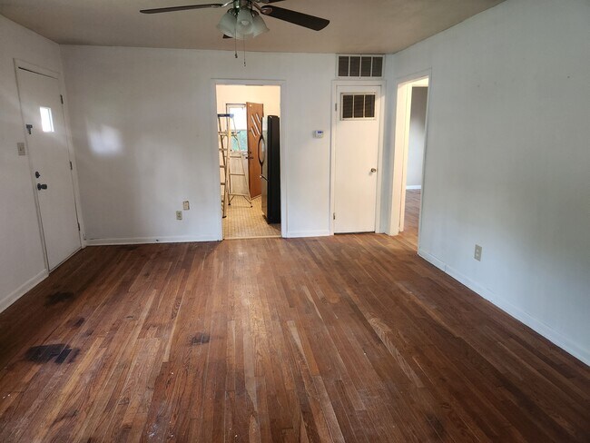 Building Photo - 104 W Searcy St