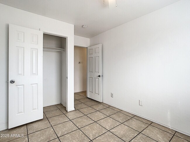 Building Photo - 4205 N Montezuma Dr