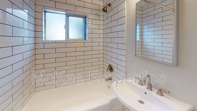 Building Photo - 208 Fir St