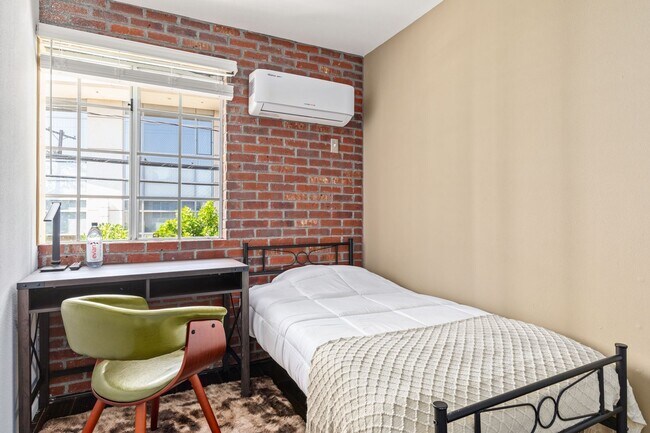 Building Photo - 10777 Ashton Ave