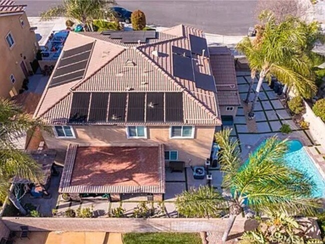 Building Photo - Absolutely Stunning home in Eastvale & loc...
