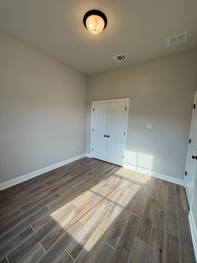 Building Photo - Move in Ready! Beautiful 3 Bedroom and 3 B...