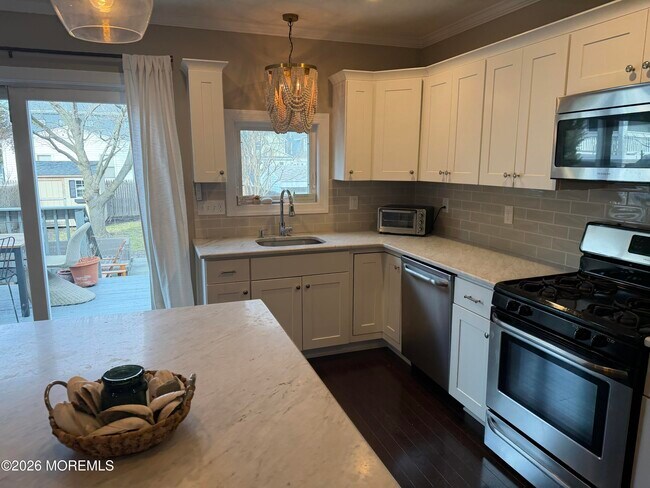 Building Photo - 510 Lareine Ave