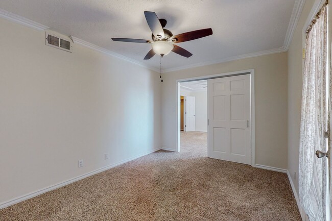 Building Photo - ACADEMY ESTATES 3 Bedroom 2 Bath 2/Story w...