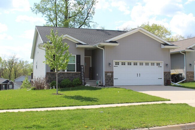 Building Photo - 4 Bedroom, 3 bath close to University and available August 14, 2026