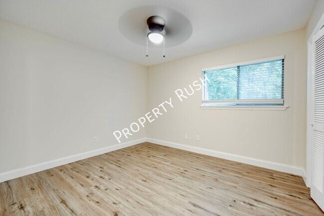 Building Photo - 2323 Green Forest Dr