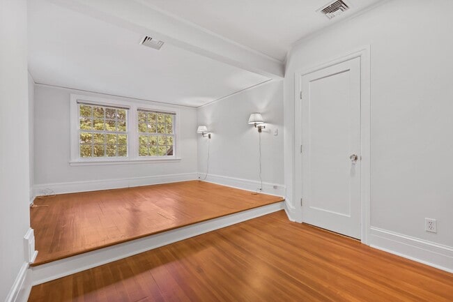 Building Photo - 90 Greenacres Ave