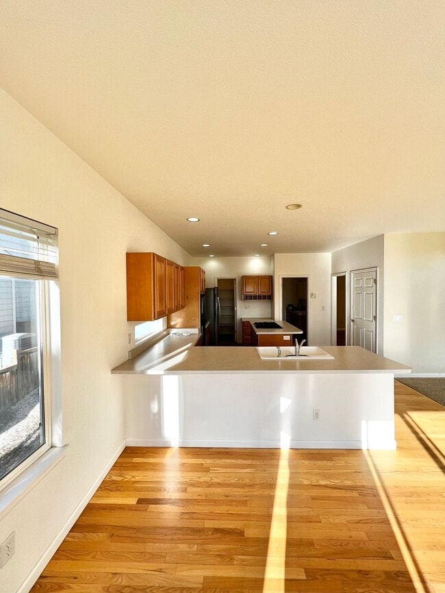 Building Photo - 4 bed, 3 bath Home in Huntington Hills Nei...