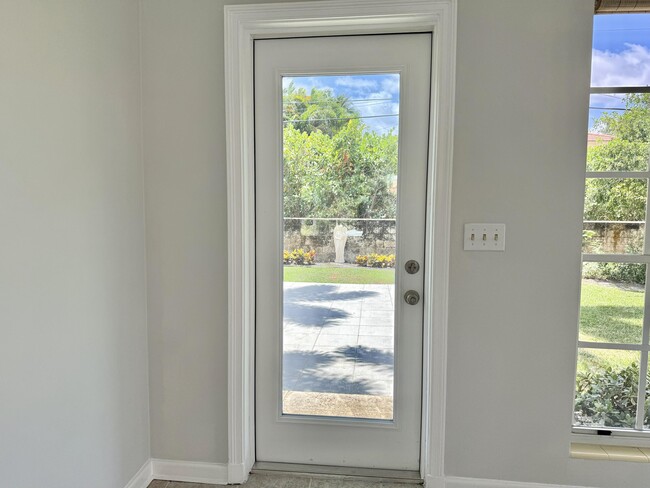 Building Photo - 206 Russlyn Dr