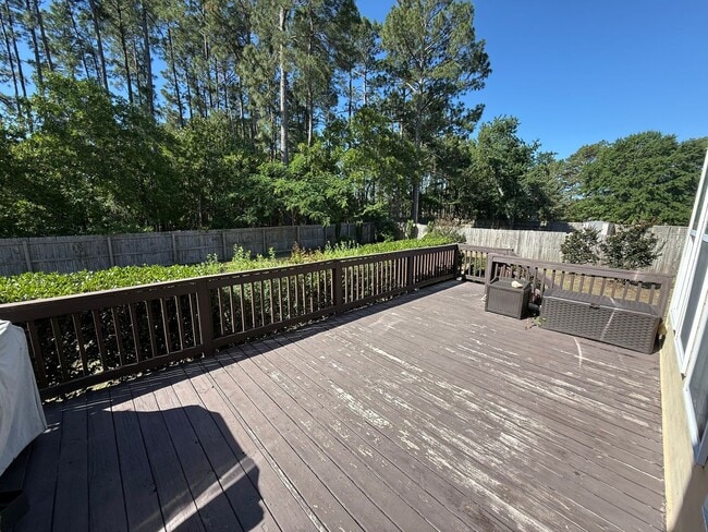 Building Photo - Castlebrooke LN Neighborhood!