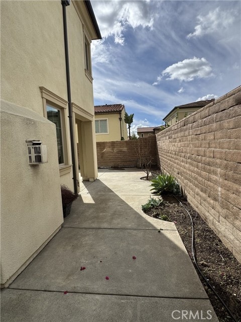 Building Photo - 66 Diamond Flats