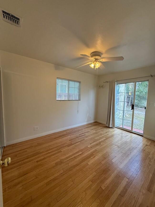 Building Photo - 2 bed, 1 bath home in Woodland Hills