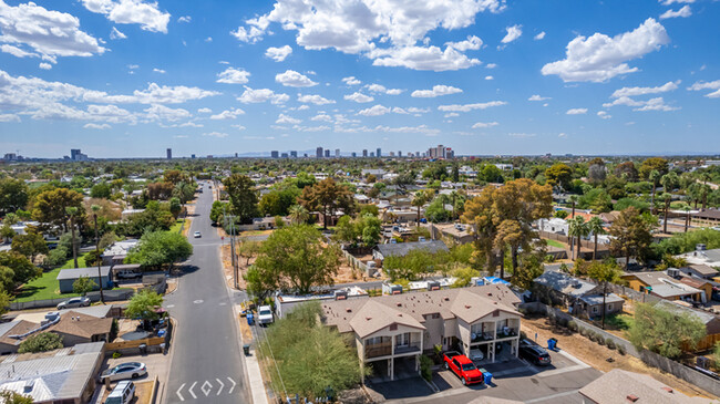 Building Photo - 3Bed/2.5Bath townhouse at 24th St/Thomas! ...