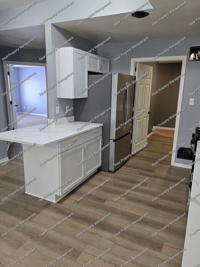 Building Photo - Updated 2 Bedroom Townhome