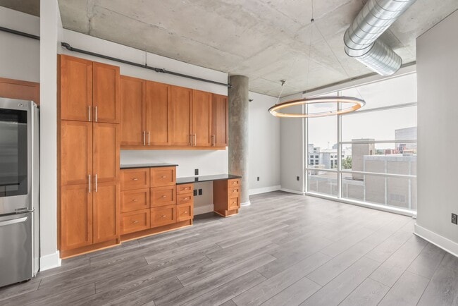 Building Photo - Stylish Uptown 2BD Condo with Balcony, Par...