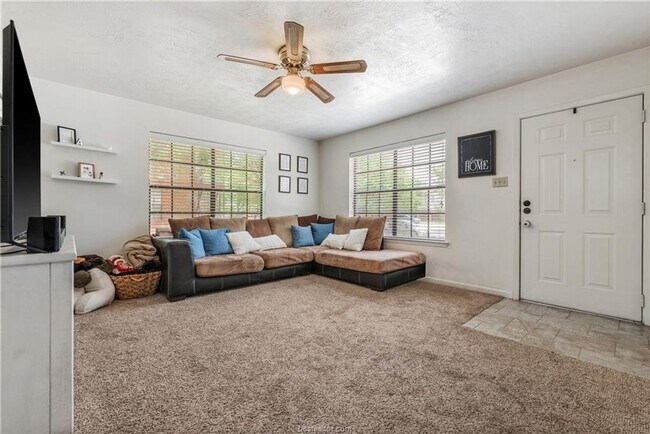 Building Photo - Available for Immediate Move in! Amazing 3...