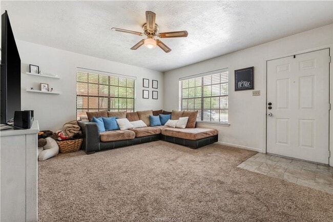 Building Photo - Available NOW!! Cute 3/2 four-plex Close t...