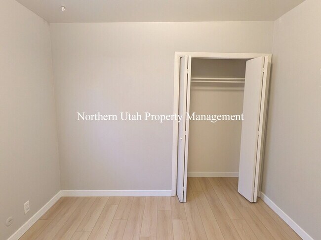Building Photo - 2 bed 1 bath duplex