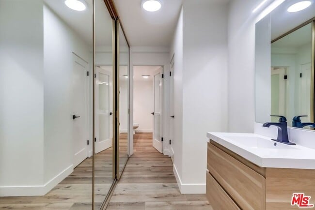 Building Photo - 435 N Oakhurst Dr