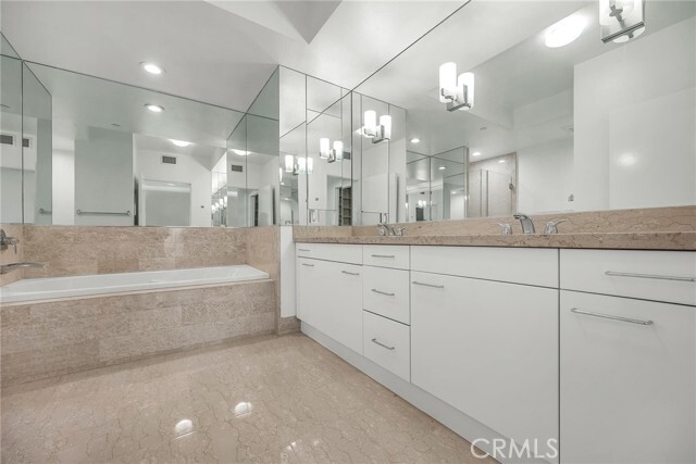 Building Photo - 13600 Marina Pointe Dr