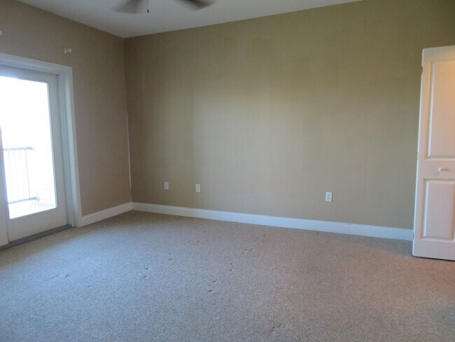 Building Photo - River Towne Condominium Unit 503 - Large condo for rent  3 bedrooms/2 baths.  $2400/month