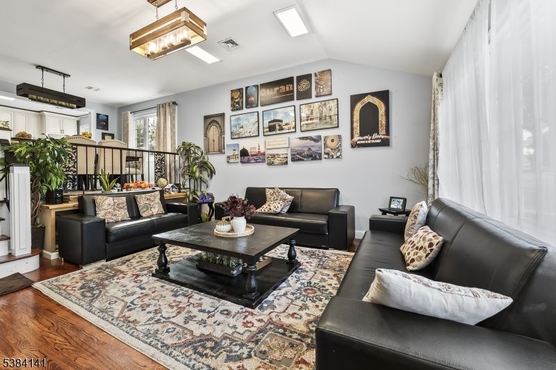 Building Photo - 231 Starmond Ave