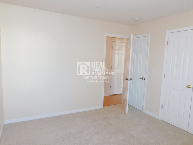 Building Photo - *Move In Special* 2 Bedroom, 2 Bath Condo ...