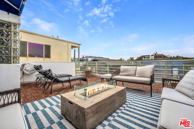 Building Photo - 20 Voyage St