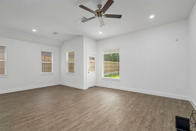 Building Photo - 906 Golden Willow Ln