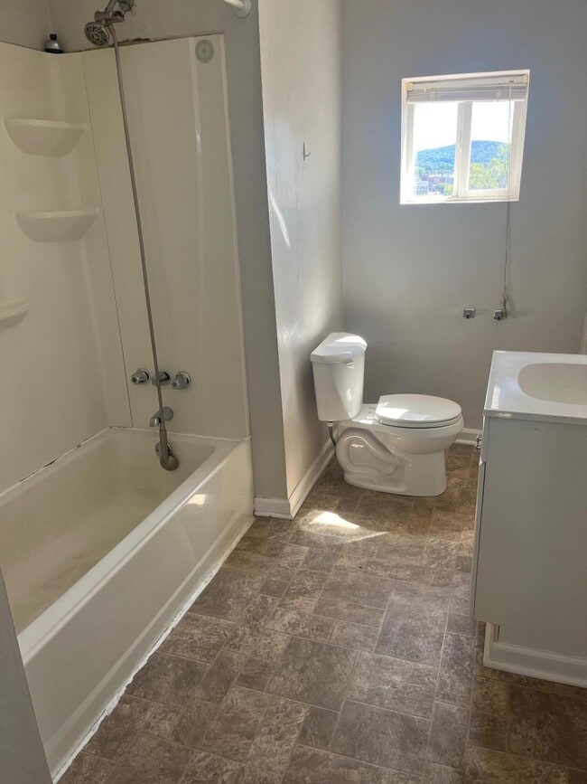 Building Photo - 302 Patton Ave NW