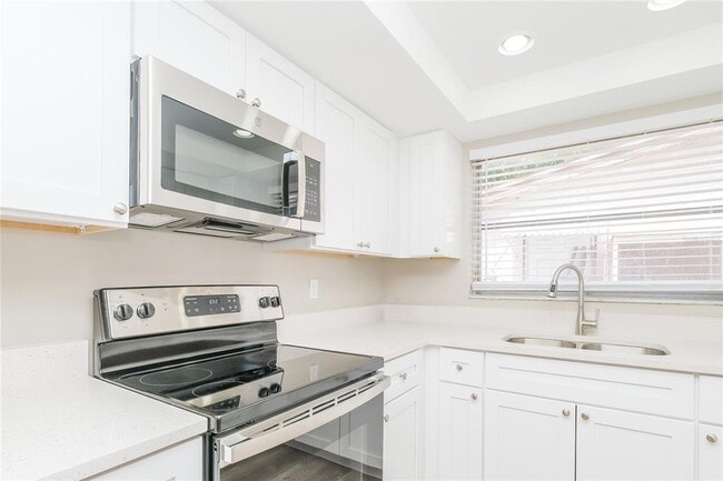 Building Photo - 5127 Reseda Dr