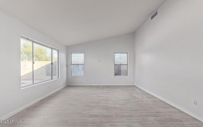 Building Photo - 4758 E Villa Maria Dr