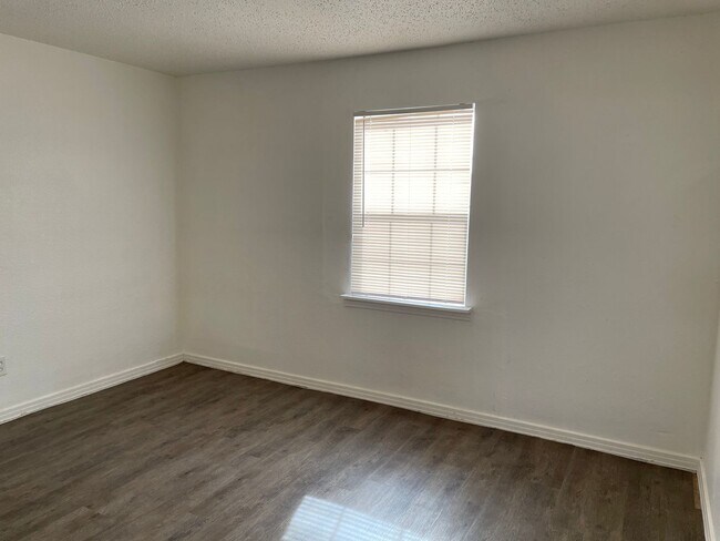 Building Photo - 4204-35