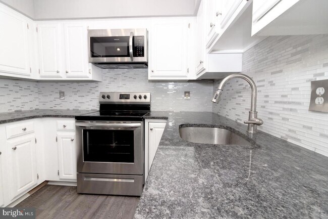 Building Photo - 721 Walden Cir