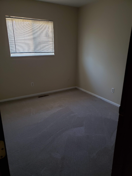 Building Photo - 1400 Village Ln