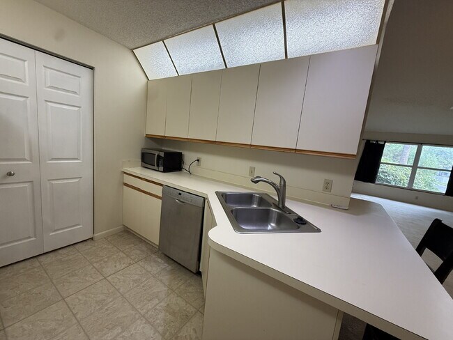 Building Photo - Spacious 2BR/2BA Condo with Vaulted Ceilin...