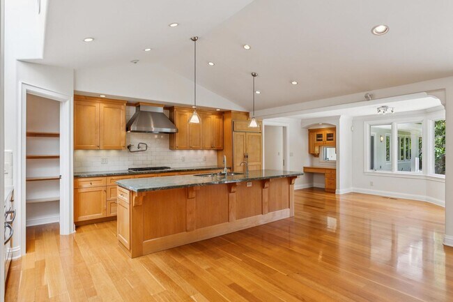 Building Photo - Beautiful, Old-World-style Home in the Heart of Central Menlo Park