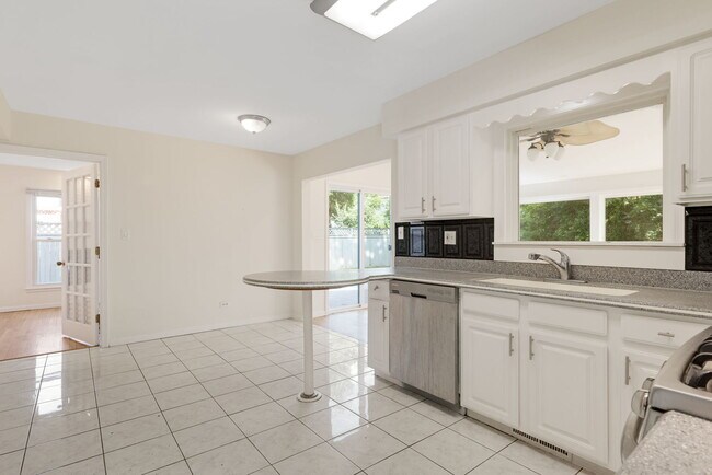 Building Photo - 421 Collen Dr