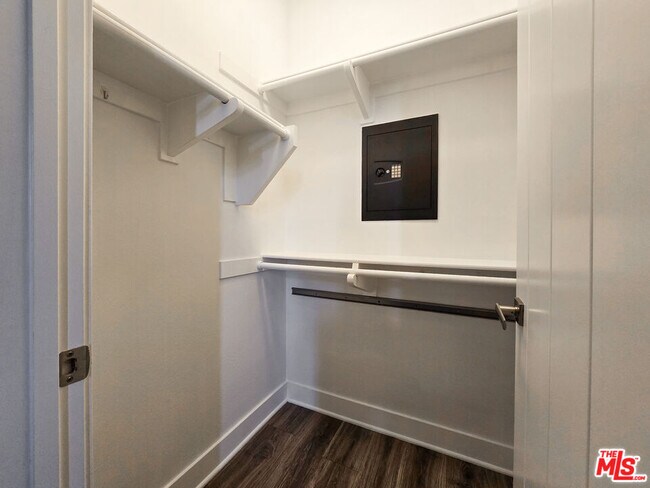 Building Photo - 2753 Waverly Dr