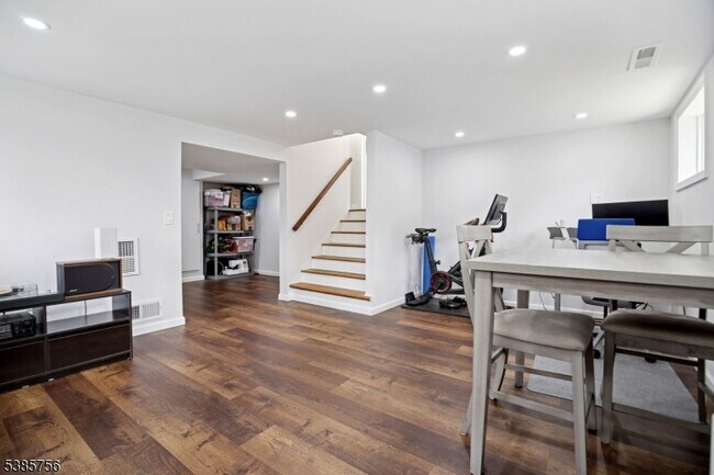 Building Photo - 82 Eaton Pl