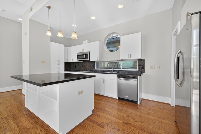Building Photo - 5235 Larkin St