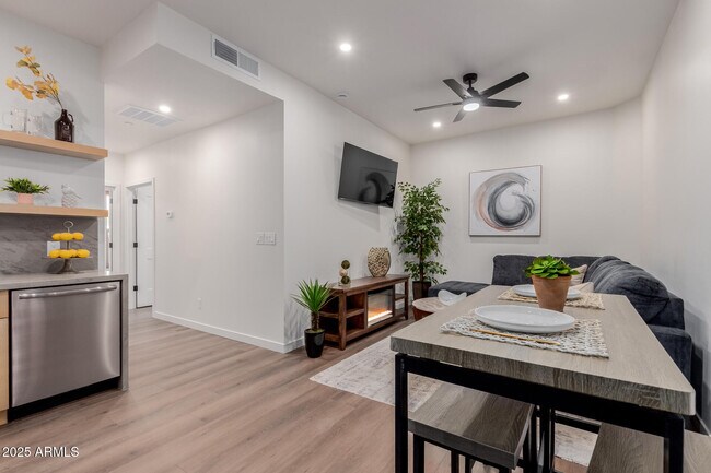 Building Photo - 12005 N Panorama Dr