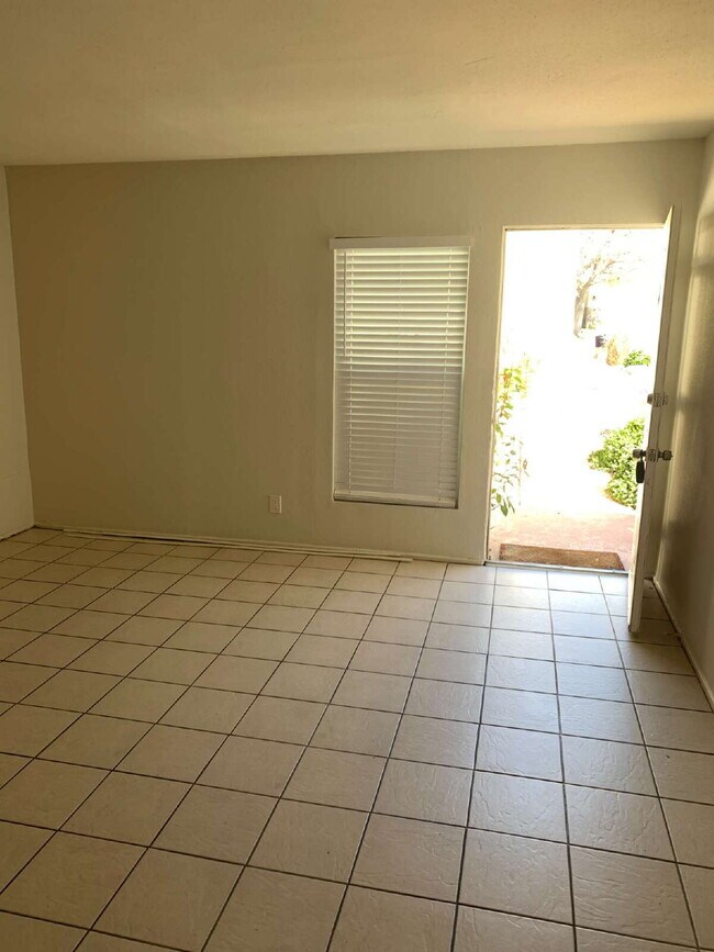 Building Photo - Quaint Complex Near Downtown Palm Springs