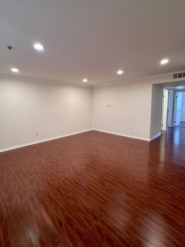 Building Photo - 3 bedroom 2 bath condo on Vanowen