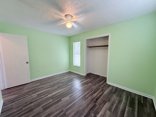 Building Photo - 2-Bedroom and 2Bathroom Fenced Half Duplex