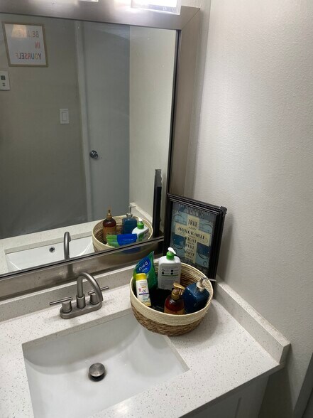 Building Photo - 1330 W Broadway Rd