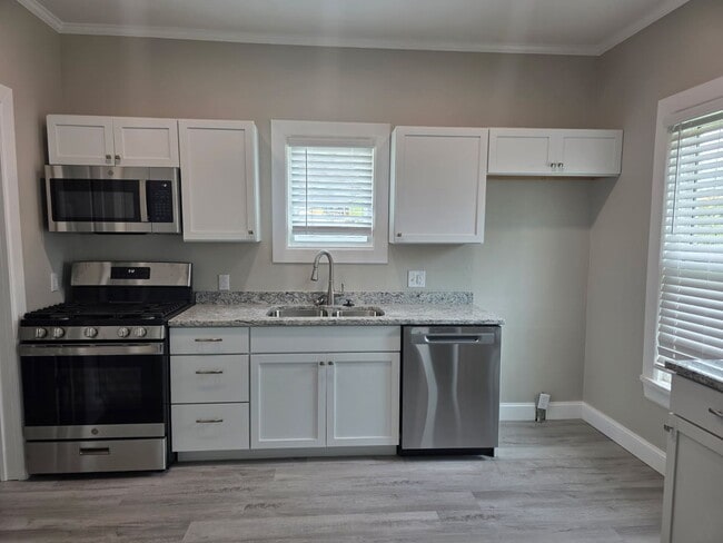 Building Photo - Be the first to lease this Bungalow Beauty!