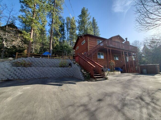 Building Photo - 3 bedroom/ 3 bath. Fully furnished ready f...