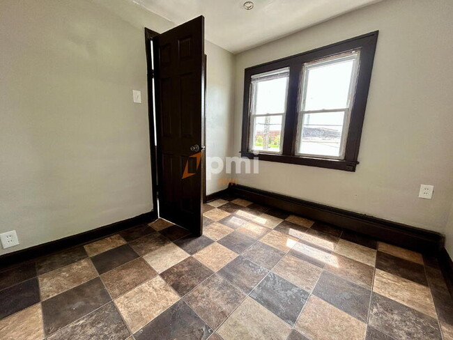 Building Photo - 4030 Pulaski St