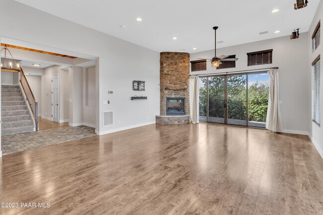 Building Photo - 1584 Majestic Way